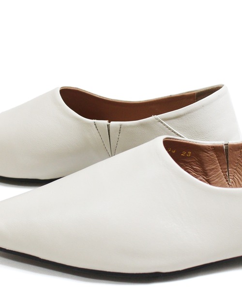 ATELIER BRUGGE(アトリエブルージュ)の「ATELIER BRUGGE / 本革セミポインテッドバブーシュ(パンプス・レディース・ライトグレー/ブラック・23.5cm/24cm/24.5cm/23cm)」の10枚目の写真