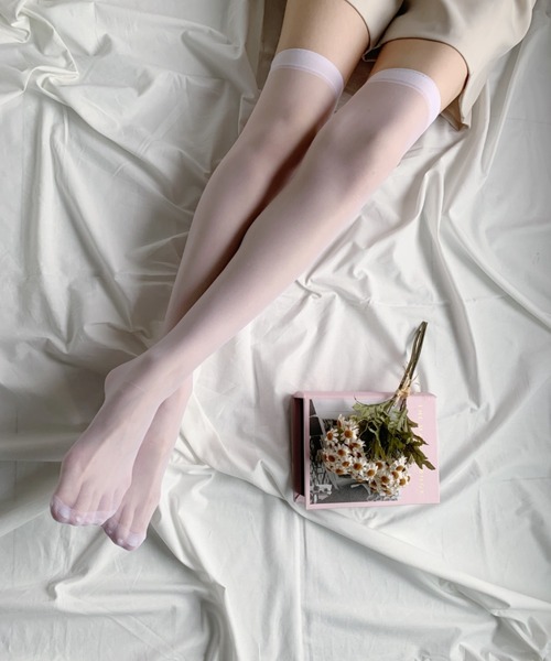 Loueme（ルエム）の「20Dシアーニーハイソックス（ソックス/靴下・レディース・ホワイト/ブラック・FREE）」の3枚目の写真