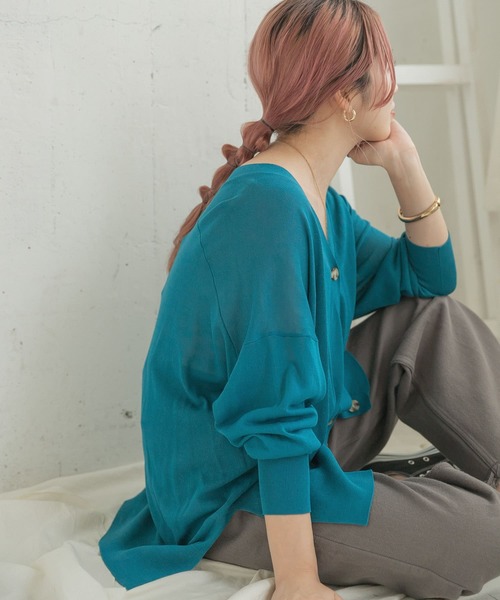 ITEMS URBANRESEARCH（アイテムズ アーバンリサーチ）の「Vネックルーズカーディガン（カーディガン/ボレロ・レディース・ベージュ/ブラウン/ネイビー/ブルー系その他・FREE）」の4枚目の写真