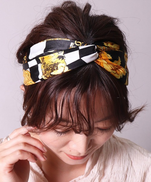 BAYBLO(ベイブロ)の「(CR)【ユニセックス】2WAY チェーン 柄 プリント ツイスト ヘアバンド(ヘアバンド・レディース・ブラック×シルバー/ブラック×ゴールド/ダークグリーン・FREE)」の2枚目の写真