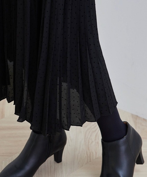 ROPE' PICNIC（ロペピクニック）の「ドットフロッキープリーツスカート（スカート・レディース・オフホワイト/ブラック/ダークブラウン・38）」の4枚目の写真