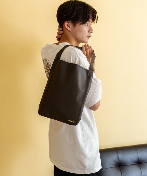 DEVICE+（デバイスプラス）の「DEVICE＋カウレザー オリジナルロゴ トートバッグ（トートバッグ・メンズ・ブラック/ネイビー/ブラウン/グレー・FREE）」の4枚目の写真