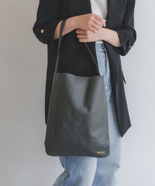 DEVICE+（デバイスプラス）の「DEVICE＋カウレザー オリジナルロゴ トートバッグ（トートバッグ・メンズ・ブラック/ネイビー/ブラウン/グレー・FREE）」の3枚目の写真