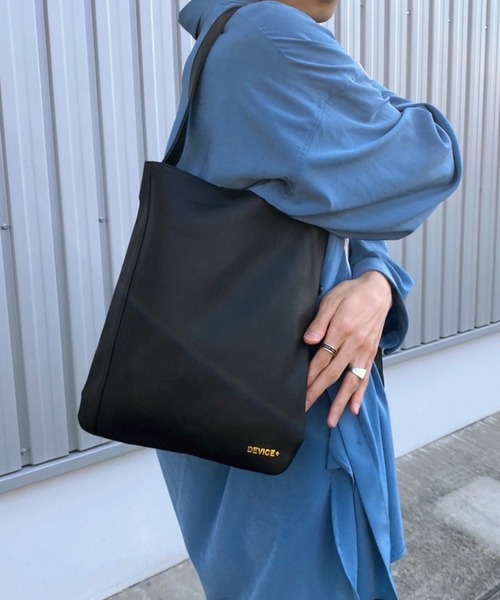 DEVICE+（デバイスプラス）の「DEVICE＋カウレザー オリジナルロゴ トートバッグ（トートバッグ・メンズ・ブラック/ネイビー/ブラウン/グレー・FREE）」の2枚目の写真