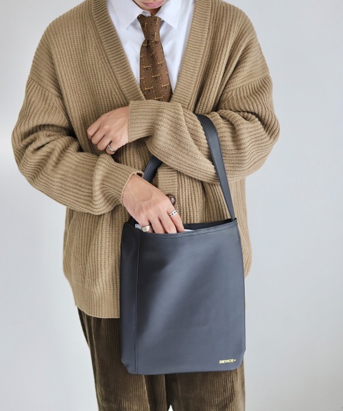 DEVICE+（デバイスプラス）の「DEVICE＋カウレザー オリジナルロゴ トートバッグ（トートバッグ・メンズ・ブラック/ネイビー/ブラウン/グレー・FREE）」の9枚目の写真
