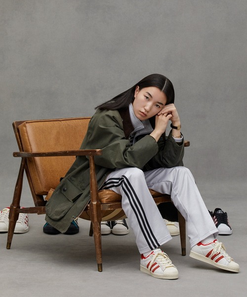 adidas（アディダス）の「スーパースター 82 [Superstar 82] アディダスオリジナルス（メンズ/レディース）（スニーカー・メンズ・ブラック×ホワイト/クリーム/ホワイト×レッド/ホワイト・22.0cm/27.5cm/28.0cm/25.5cm/26.0cm/22.5cm/29.0cm/26.5cm/25.0cm/28.5cm/27.0cm/24.0cm/23.5cm/23.0cm/24.5cm）」の14枚目の写真
