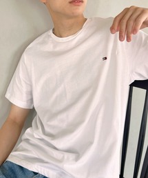 TOMMY HILFIGER（トミーヒルフィガー）の「TOMMY HILFIGER(トミーヒルフィガー) / Core Flag Tee　フラッグロゴワンポイント刺繍Tシャツ（Tシャツ/カットソー・メンズ）」