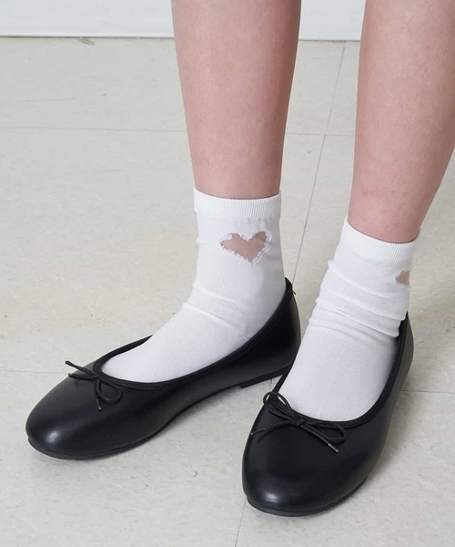 a.v.v（アーヴェヴェ）の「[KIDS]リボンバレエシューズ[WEB限定サイズ]（バレエシューズ・キッズ・シルバー/ライトパープル/ブラック/アイボリー・19/21/18/23/20/22）」の2枚目の写真