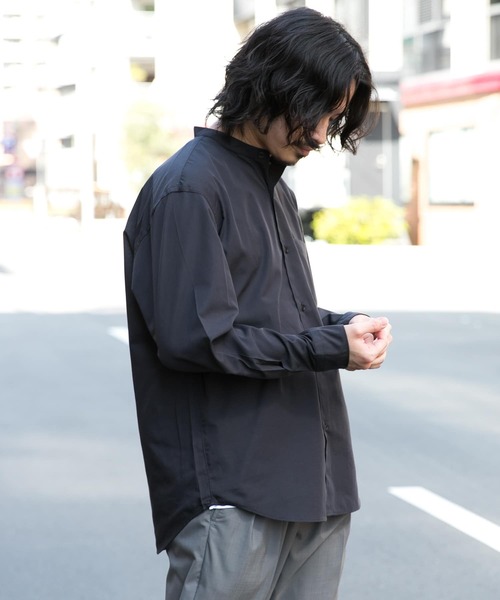 URBAN RESEARCH(アーバンリサーチ)の「『UR TECH Smart Linen Touch』UR TECHバンドカラーシャツ(シャツ/ブラウス・メンズ・チャコールグレー/ブラウン系その他/ベージュ系その他・SMALL/MEDIUM/LARGE)」の1枚目の写真