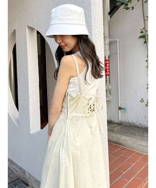 EMODA（エモダ）の「バックレースアップデニムワンピース（ワンピース・レディース・ライトブルー/ブラック/アイボリー・FREE）」の5枚目の写真