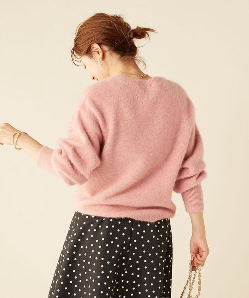 NOLLEY’S（ノーリーズ）の「“ジェンヌコレクションコラボアイテム” 星南のぞみさん ヘアリーVネックプルオーバーニット（ニット/セーター・レディース・ネイビー/オフホワイト/ピンク/グリーン/ベビーピンク/グレイッシュベージュ/ライトブルー・38）」の7枚目の写真