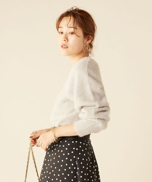 NOLLEY’S（ノーリーズ）の「“ジェンヌコレクションコラボアイテム” 星南のぞみさん ヘアリーVネックプルオーバーニット（ニット/セーター・レディース・ネイビー/オフホワイト/ピンク/グリーン/ベビーピンク/グレイッシュベージュ/ライトブルー・38）」の2枚目の写真