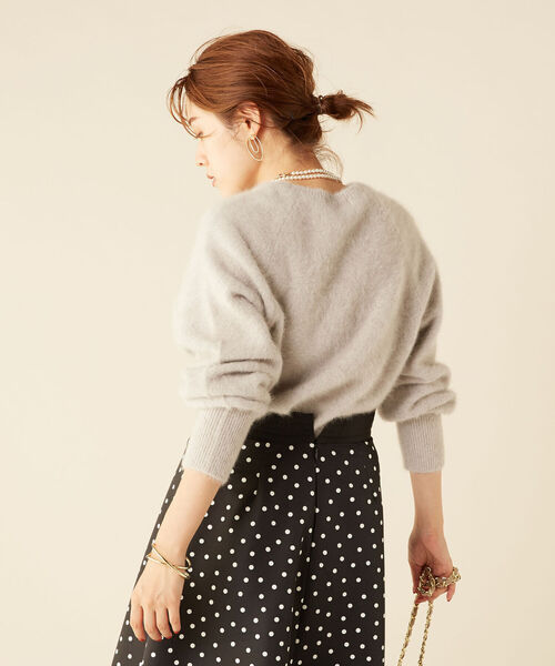 NOLLEY’S（ノーリーズ）の「“ジェンヌコレクションコラボアイテム” 星南のぞみさん ヘアリーVネックプルオーバーニット（ニット/セーター・レディース・ネイビー/オフホワイト/ピンク/グリーン/ベビーピンク/グレイッシュベージュ/ライトブルー・38）」の8枚目の写真