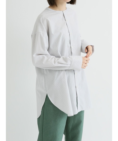 Samansa Mos2 blue(サマンサモスモスブルー)の「柄アソートノーカラーシャツ(シャツ/ブラウス・レディース・グレー/オフホワイト/ブルー・フリ-)」の18枚目の写真