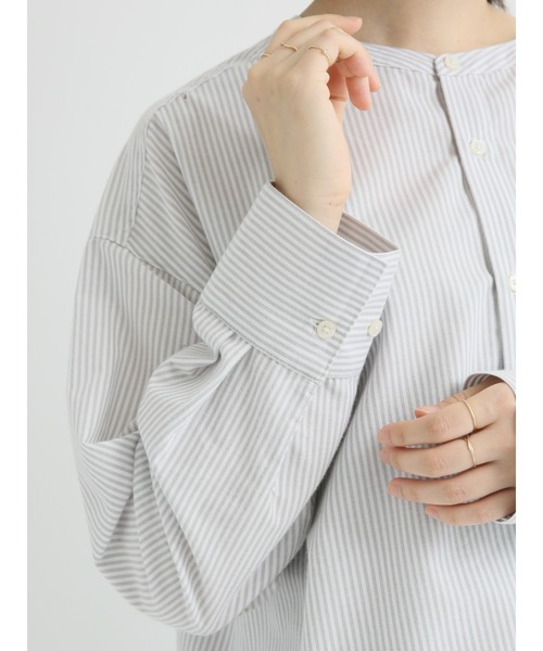 Samansa Mos2 blue(サマンサモスモスブルー)の「柄アソートノーカラーシャツ(シャツ/ブラウス・レディース・グレー/オフホワイト/ブルー・フリ-)」の21枚目の写真