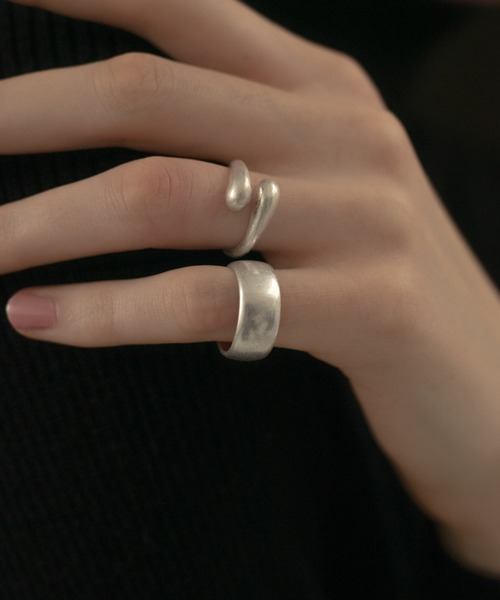 novice(ノーヴィス)の「【novice】Vintage Wide Band Ring(リング・レディース・シルバー/ゴールド・FREE)」の2枚目の写真