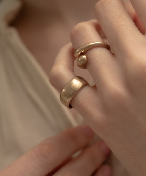 novice(ノーヴィス)の「【novice】Vintage Wide Band Ring(リング・レディース・シルバー/ゴールド・FREE)」の3枚目の写真