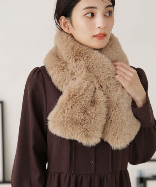 NANO universe（ナノユニバース）の「LB.04/ボリュームフェイクファーストール（ストール/ショール・レディース・ブラック/ライトベージュ・FREE）」の2枚目の写真