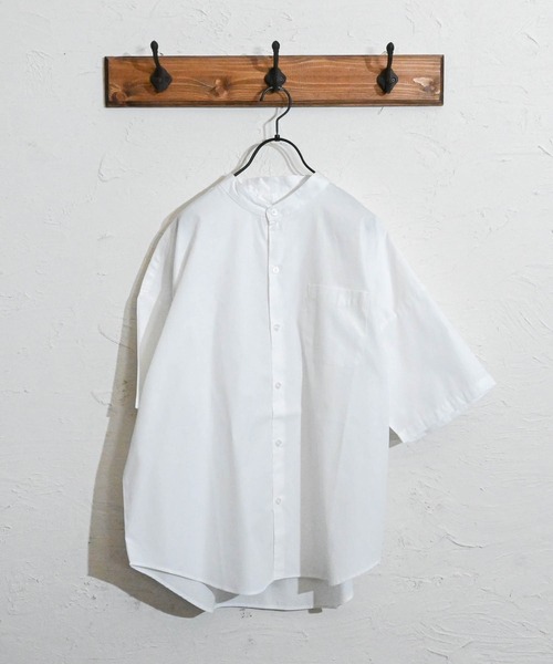 Anytime Songs(エニータイムソングス)の「綿ブロード バンドカラービッグシャツ(シャツ/ブラウス・メンズ・ホワイト/サックスブルー系/グリーン/ホワイト系その他/イエロー/ラベンダー/グリーン系その他/サックスブルー/グレイッシュベージュ/ブラック/ブラック系その他・MEDIUM/LARGE/X-LARGE)」の2枚目の写真