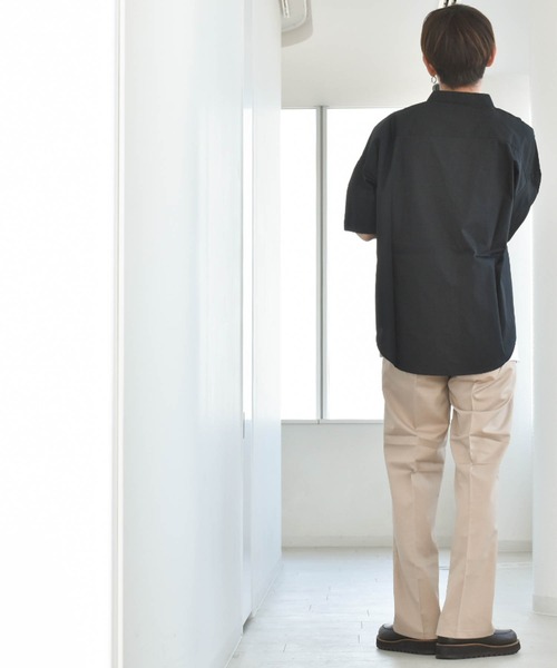 Anytime Songs(エニータイムソングス)の「綿ブロード バンドカラービッグシャツ(シャツ/ブラウス・メンズ・ホワイト/サックスブルー系/グリーン/ホワイト系その他/イエロー/ラベンダー/グリーン系その他/サックスブルー/グレイッシュベージュ/ブラック/ブラック系その他・MEDIUM/LARGE/X-LARGE)」の12枚目の写真