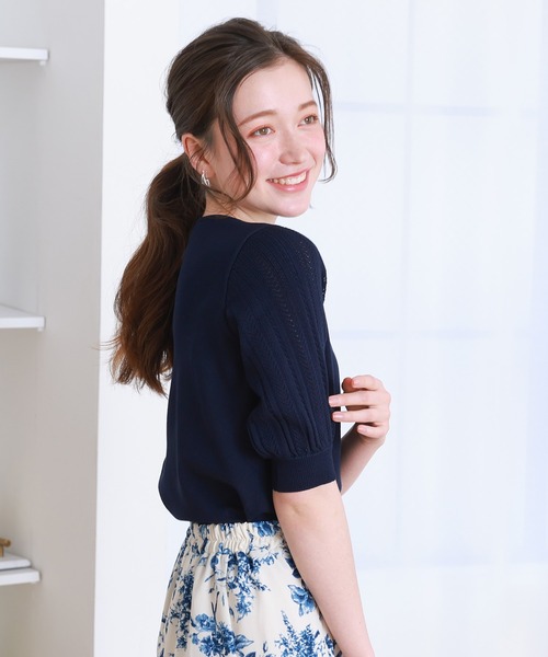 ASTORIA ODIER(アストリアオディール)の「透かし編パールピン使いプルオーバー(ニット/セーター・レディース・ホワイト/ピンクベージュ/ブラック/ネイビー/ラベンダー・MEDIUM)」の1枚目の写真