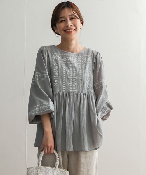 URBAN RESEARCH DOORS（アーバンリサーチドアーズ）の「クロスステッチ刺繍楊柳ブラウス（シャツ/ブラウス・レディース・チャコールグレー/グレー/ホワイト・MEDIUM）」の3枚目の写真