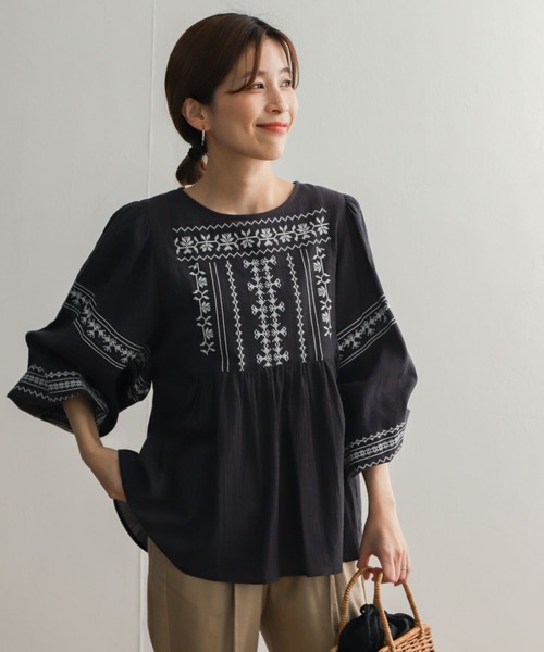 URBAN RESEARCH DOORS（アーバンリサーチドアーズ）の「クロスステッチ刺繍楊柳ブラウス（シャツ/ブラウス・レディース・チャコールグレー/グレー/ホワイト・MEDIUM）」の2枚目の写真