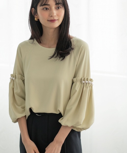 OPAQUE.CLIP（オペークドットクリップ）の「◆パール調ボタンスリーブサテンブラウス【洗濯機洗い可】（シャツ/ブラウス・レディース・ブラック/イエロー系その他/ライトグレー/グリーン系・36/38/40）」の4枚目の写真