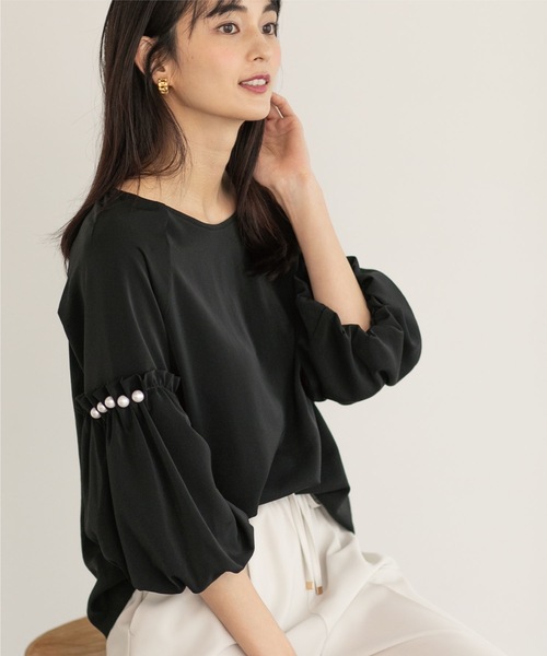 OPAQUE.CLIP（オペークドットクリップ）の「◆パール調ボタンスリーブサテンブラウス【洗濯機洗い可】（シャツ/ブラウス・レディース・ブラック/イエロー系その他/ライトグレー/グリーン系・36/38/40）」の2枚目の写真