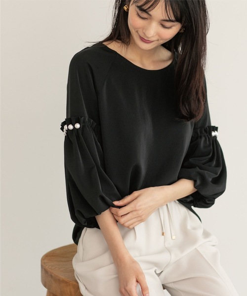 OPAQUE.CLIP（オペークドットクリップ）の「◆パール調ボタンスリーブサテンブラウス【洗濯機洗い可】（シャツ/ブラウス・レディース・ブラック/イエロー系その他/ライトグレー/グリーン系・36/38/40）」の6枚目の写真