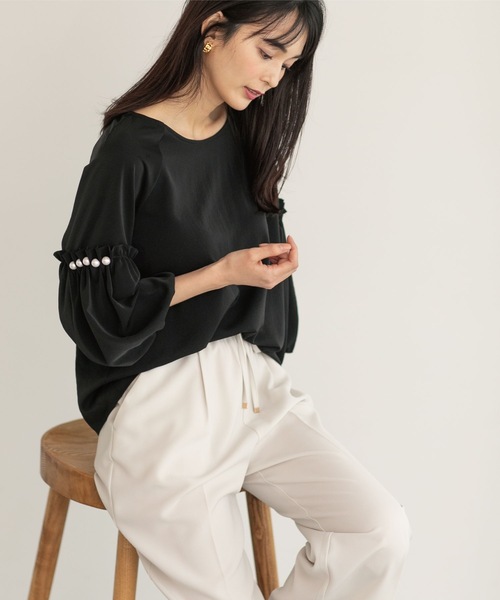 OPAQUE.CLIP（オペークドットクリップ）の「◆パール調ボタンスリーブサテンブラウス【洗濯機洗い可】（シャツ/ブラウス・レディース・ブラック/イエロー系その他/ライトグレー/グリーン系・36/38/40）」の8枚目の写真