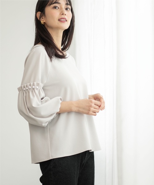 OPAQUE.CLIP（オペークドットクリップ）の「◆パール調ボタンスリーブサテンブラウス【洗濯機洗い可】（シャツ/ブラウス・レディース・ブラック/イエロー系その他/ライトグレー/グリーン系・36/38/40）」の9枚目の写真