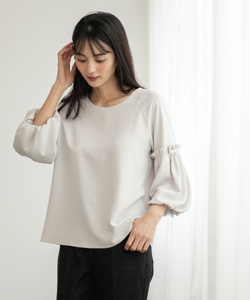 OPAQUE.CLIP（オペークドットクリップ）の「◆パール調ボタンスリーブサテンブラウス【洗濯機洗い可】（シャツ/ブラウス・レディース・ブラック/イエロー系その他/ライトグレー/グリーン系・36/38/40）」の10枚目の写真