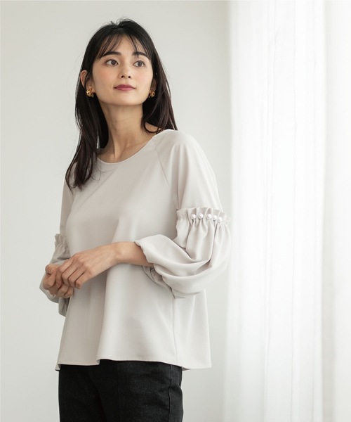 OPAQUE.CLIP（オペークドットクリップ）の「◆パール調ボタンスリーブサテンブラウス【洗濯機洗い可】（シャツ/ブラウス・レディース・ブラック/イエロー系その他/ライトグレー/グリーン系・36/38/40）」の11枚目の写真