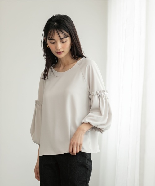 OPAQUE.CLIP（オペークドットクリップ）の「◆パール調ボタンスリーブサテンブラウス【洗濯機洗い可】（シャツ/ブラウス・レディース・ブラック/イエロー系その他/ライトグレー/グリーン系・36/38/40）」の12枚目の写真