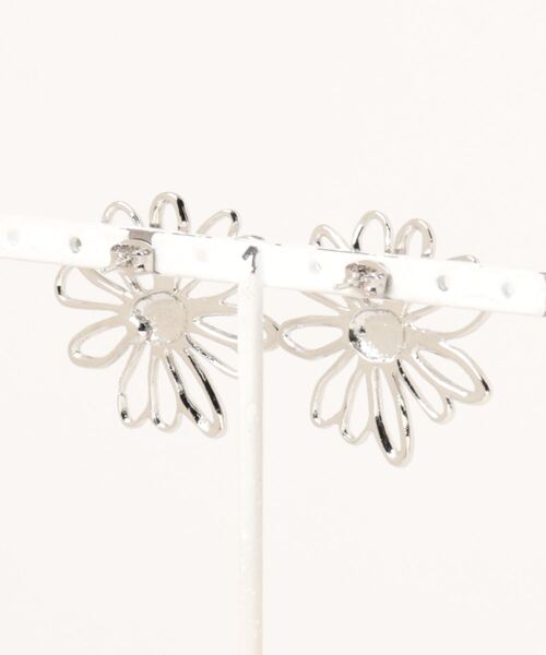 FOREVER 21（フォーエバー トゥエンティーワン）の「メタルフラワーピアス（ピアス（両耳用）・レディース・シルバー/ゴールド・FREE）」の3枚目の写真