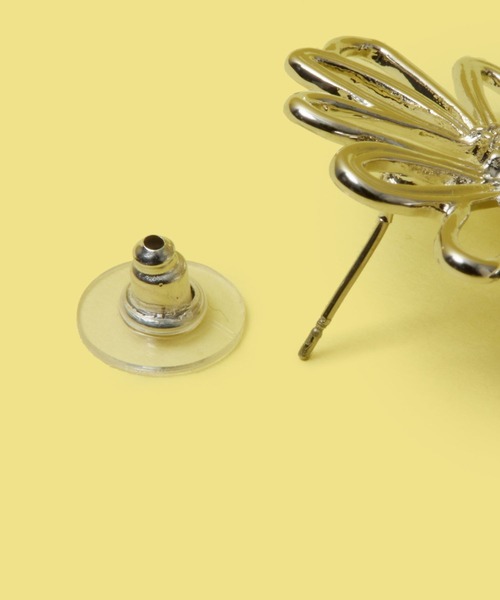 FOREVER 21（フォーエバー トゥエンティーワン）の「メタルフラワーピアス（ピアス（両耳用）・レディース・シルバー/ゴールド・FREE）」の6枚目の写真