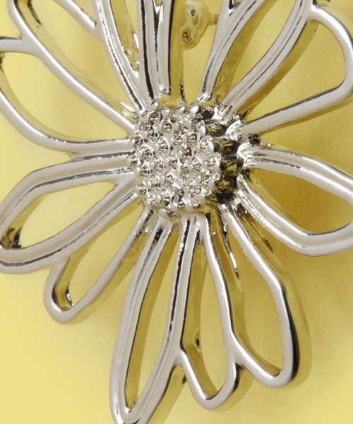 FOREVER 21（フォーエバー トゥエンティーワン）の「メタルフラワーピアス（ピアス（両耳用）・レディース・シルバー/ゴールド・FREE）」の4枚目の写真