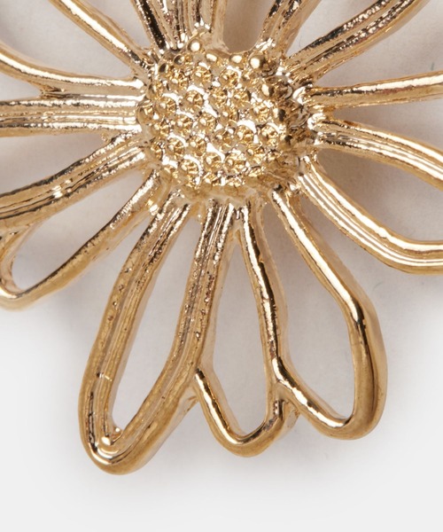 FOREVER 21（フォーエバー トゥエンティーワン）の「メタルフラワーピアス（ピアス（両耳用）・レディース・シルバー/ゴールド・FREE）」の5枚目の写真