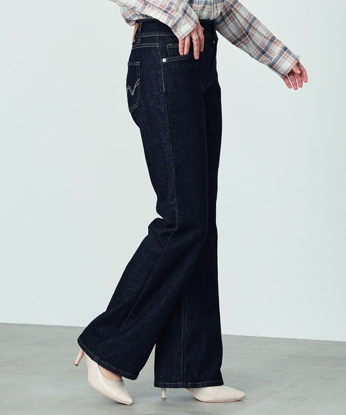 EDWIN（エドウィン）の「EDWIN LADIES インターナショナルベーシック ブーツカットデニムパンツ（デニムパンツ・レディース・インディゴブルー/ダークインディゴブルー/ライトインディゴブルー・29/30/31/34/28/32/33）」の4枚目の写真