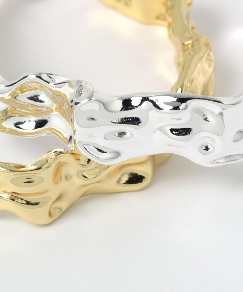 FOREVER 21（フォーエバー トゥエンティーワン）の「メタルバングル2（バングル/リストバンド・レディース・ゴールド/シルバー・FREE）」の4枚目の写真