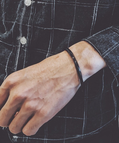 REBALANCE(リバランス)の「メンズツイストバングル(バングル/リストバンド・メンズ・A/D/C/B・FREE)」の2枚目の写真