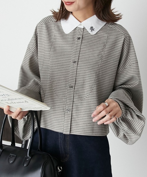 BONLECILL(ボンルシール)の「ロゴ刺繍 ボリュームスリーブ クロップドクレリックシャツ(シャツ/ブラウス・レディース・ネイビー系1/ブラウン系1/グレー系1/ブルー/オフホワイト/ベージュ/ブラウン系2/ブラック系1・FREE)」の9枚目の写真