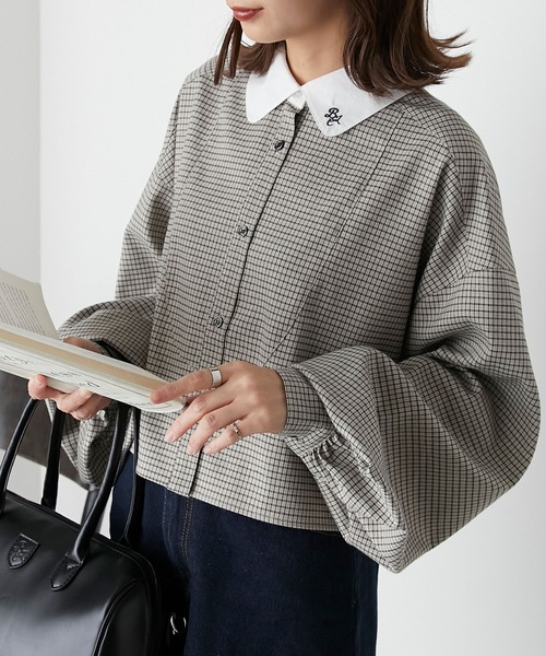 BONLECILL(ボンルシール)の「ロゴ刺繍 ボリュームスリーブ クロップドクレリックシャツ(シャツ/ブラウス・レディース・ネイビー系1/ブラウン系1/グレー系1/ブルー/オフホワイト/ベージュ/ブラウン系2/ブラック系1・FREE)」の11枚目の写真