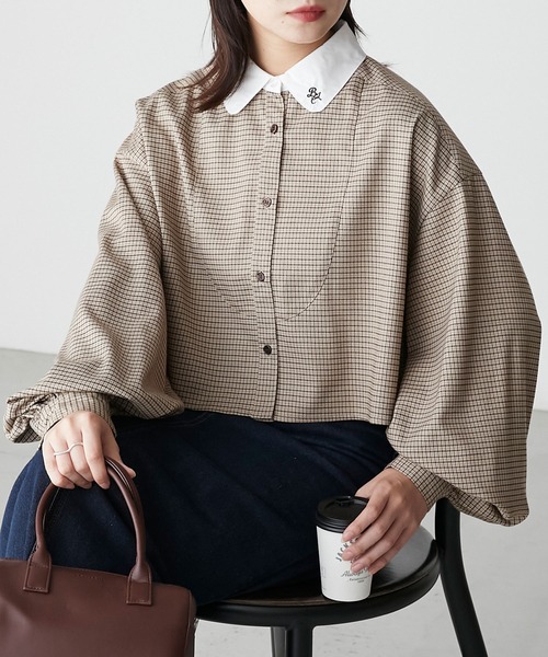 BONLECILL(ボンルシール)の「ロゴ刺繍 ボリュームスリーブ クロップドクレリックシャツ(シャツ/ブラウス・レディース・ネイビー系1/ブラウン系1/グレー系1/ブルー/オフホワイト/ベージュ/ブラウン系2/ブラック系1・FREE)」の18枚目の写真