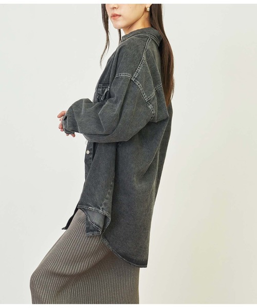 ANAP(アナップ)の「デニムオーバーサイズシャツ(シャツ/ブラウス・レディース・スミクロ/ブルー・FREE)」の8枚目の写真