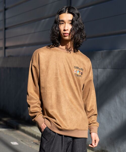 UNIIT(ユニット)の「【UNIIT/ユニット】フェイクスエード ワンポイント刺繍 クルーネック スウェット トレーナー(スウェット・メンズ・アイボリー/チャコールグレー/ブラウン・MEDIUM/LARGE)」の4枚目の写真
