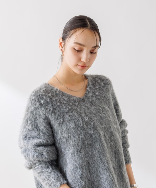 Rouge vif（ルージュヴィフ）の「【一部店舗限定】シャギーフォルムVネックニット（ニット/セーター・レディース・アイボリー/チャコールグレー/ベージュ・フリー）」の5枚目の写真