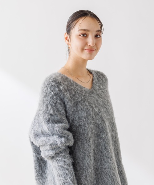 Rouge vif（ルージュヴィフ）の「【一部店舗限定】シャギーフォルムVネックニット（ニット/セーター・レディース・アイボリー/チャコールグレー/ベージュ・フリー）」の6枚目の写真