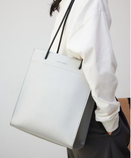 AZUL by moussy（アズールバイマウジー）の「ナローハンドルショッパーバッグ（ショルダーバッグ・レディース・アイボリー/ブラック/ブルー/シルバー・FREE）」の4枚目の写真